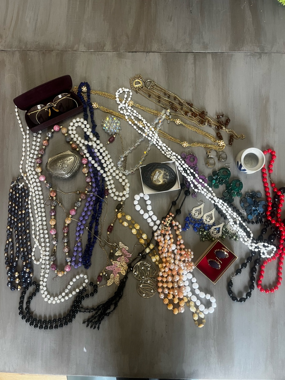 Estate Vintage & Antique Costume Jewelry Lot 37 pieces total